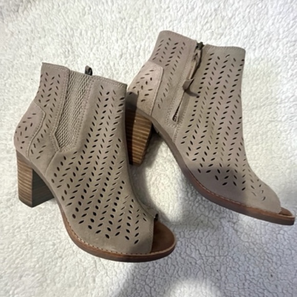 Women's TOMS Majorca Peep Toe Perforated Suede Bootie ~ 7.5 - Picture 4 of 4
